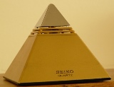 Afbeelding van een sprekende wekker, piramidevormig, merk Seiko