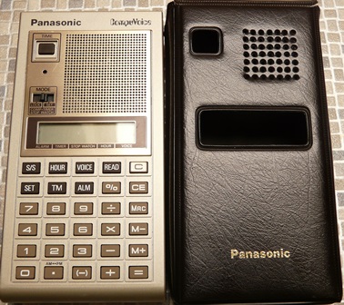 Afbeelding van de CompuVoice van Panasonic, naast het etui